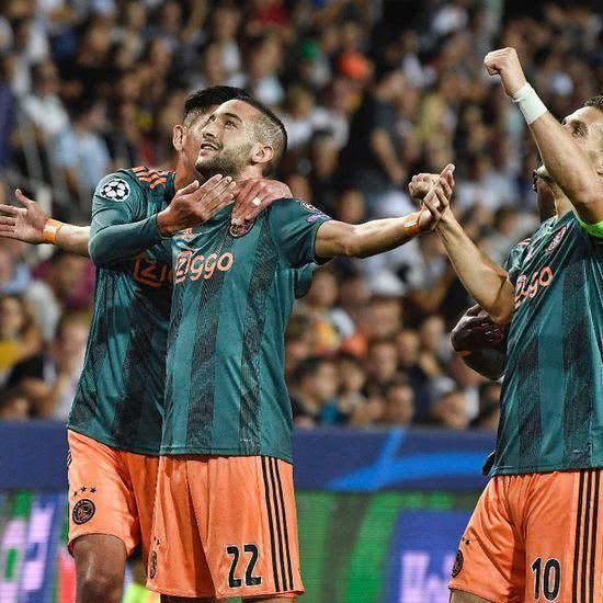 西蒙斯宣布 西蒙斯宣布