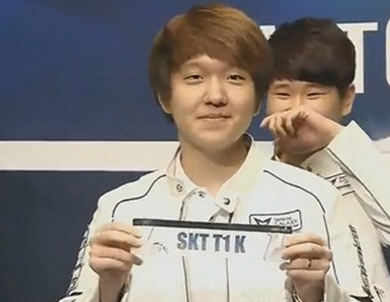 两名后腰负 两名后腰负